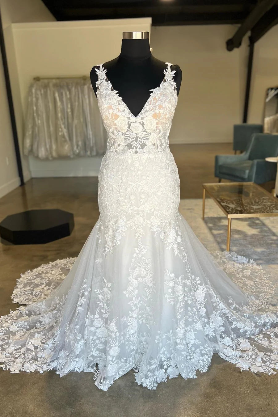 Vestido de novia de corte trompeta con escote en V pronunciado y apliques
